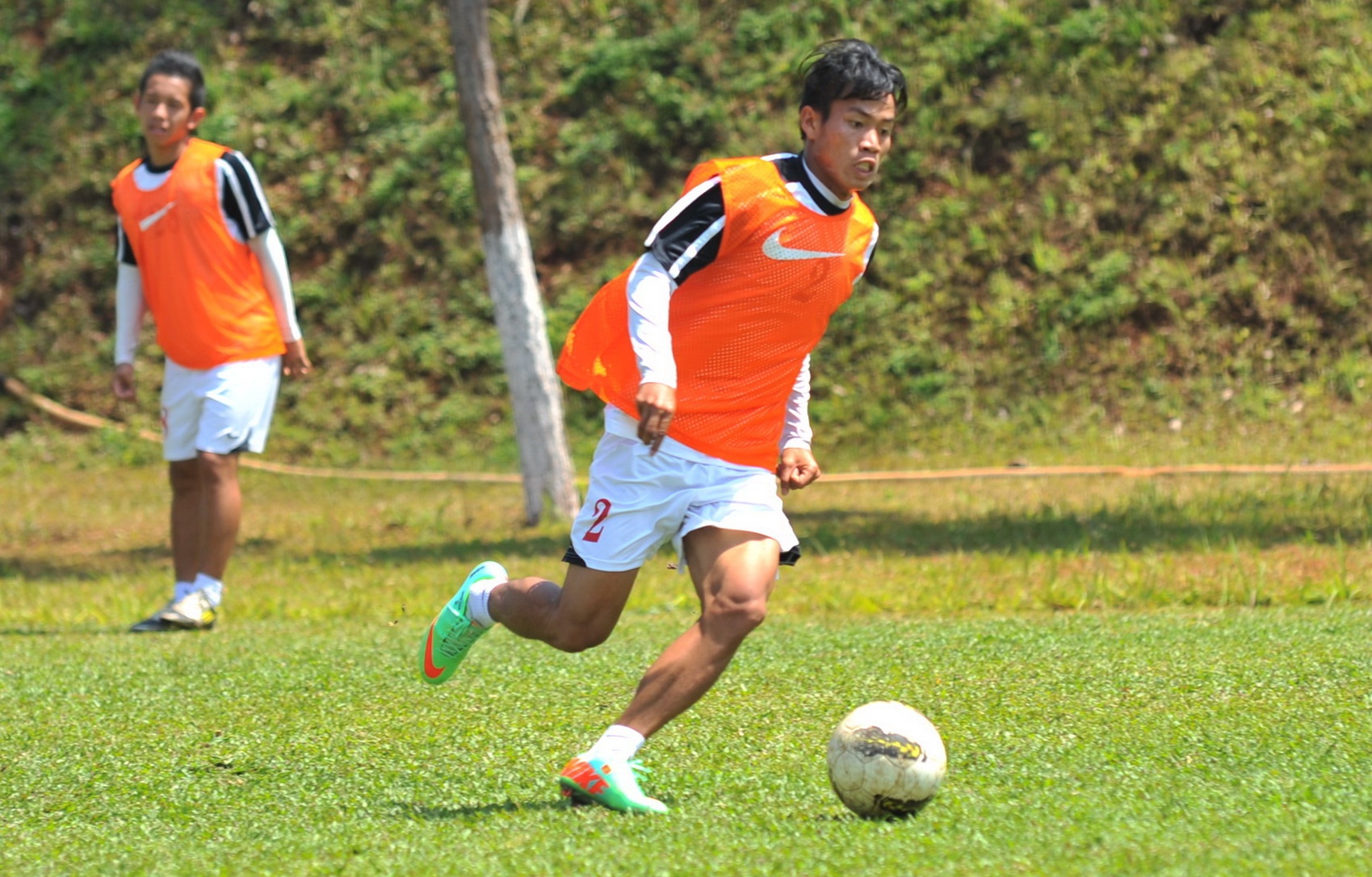 Cau thu U19 sang truyen nuoc bien, chieu doi nang tap luyen hinh anh