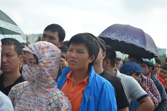 Nguoi dan doi nang, mua di xep hang mua ve xem U19 Viet Nam hinh anh