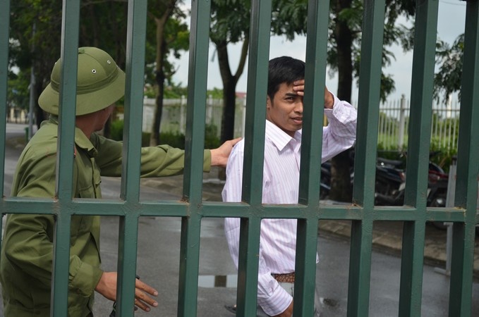 Những người vượt hàng rào, không chịu xếp hàng theo thứ tự để vào mua vé đều bị lực lượng an ninh đuổi ra.