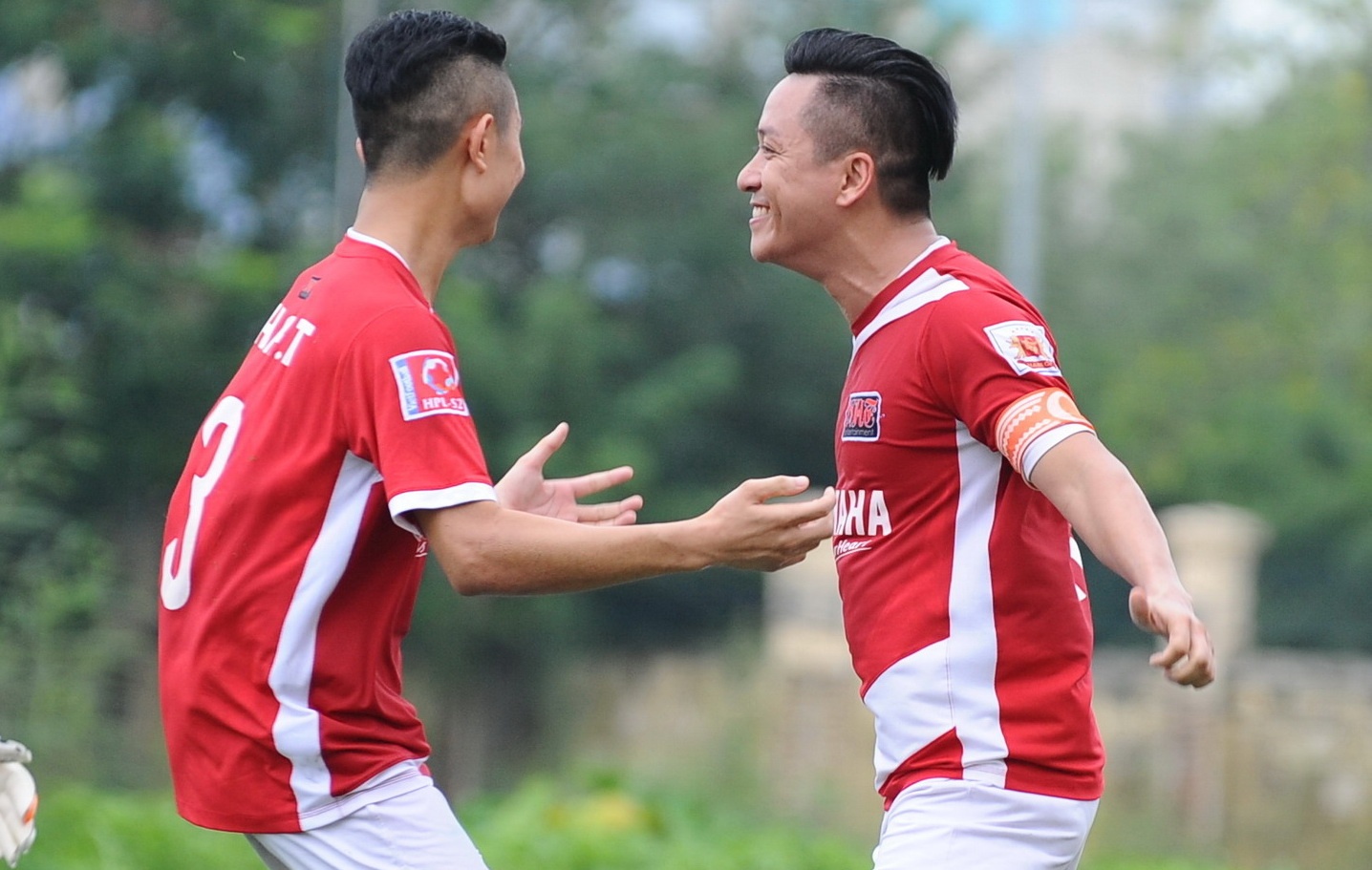 Cau thu DTQG toi xem ca si Tuan Hung ghi ban o giai phui hinh anh