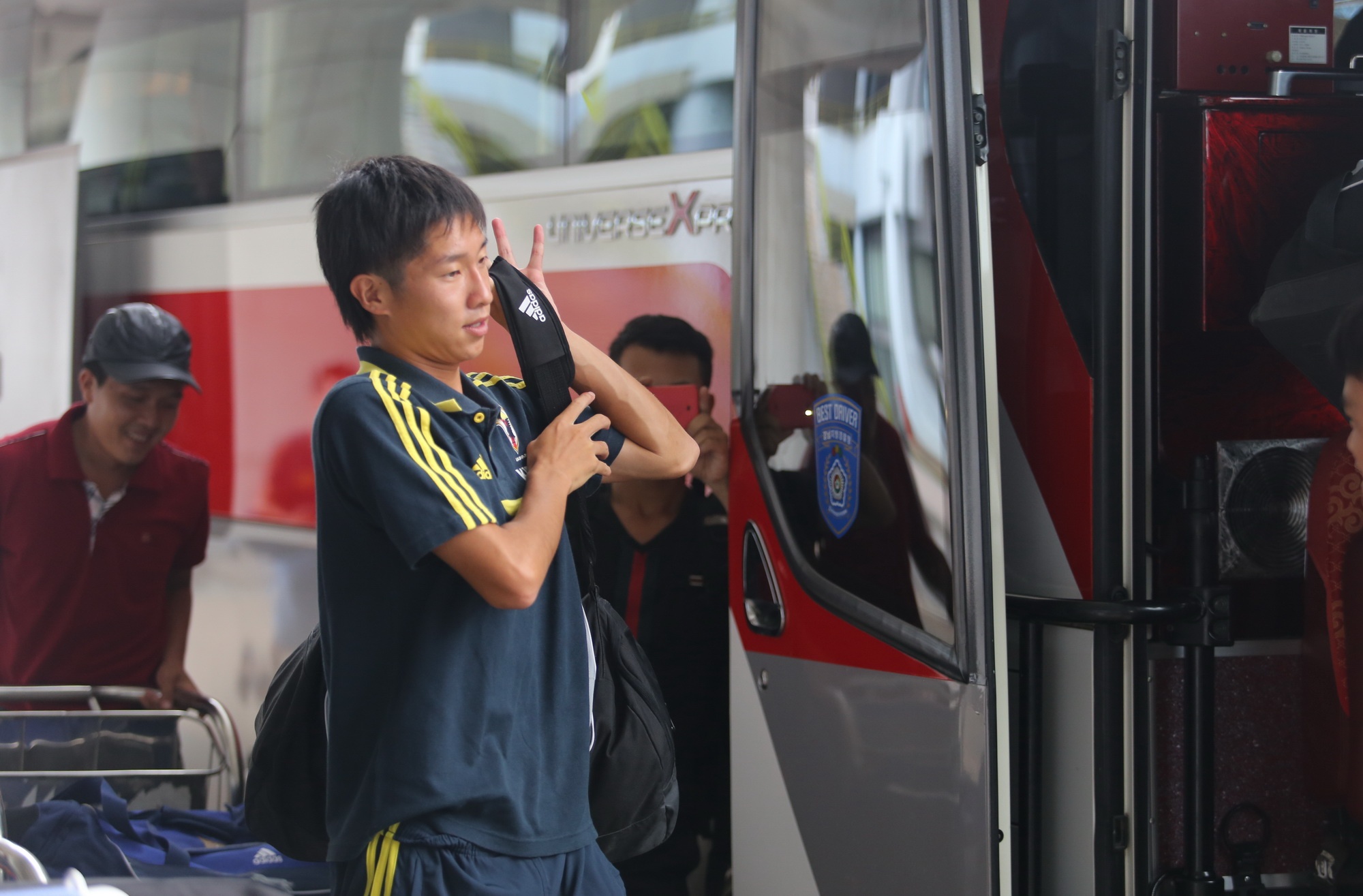 Các cầu thủ U19 Nhật Bản nhanh chóng xếp gọn hành lý lên xe về khách sạn nghỉ ngơi chuẩn bị cho buổi tập đầu tiên tại sân phụ Mỹ Đình vào lúc 16h30.