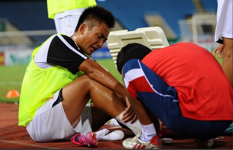 Cay lam ban so 1 cua U19 VN bi dau khi tap o san My Dinh hinh anh