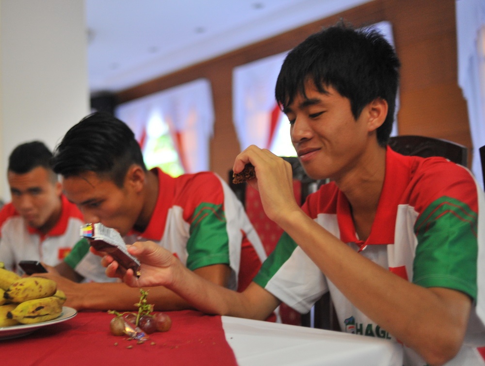 U19 Viet Nam dung thuc pham giong phi hanh gia cua NASA hinh anh