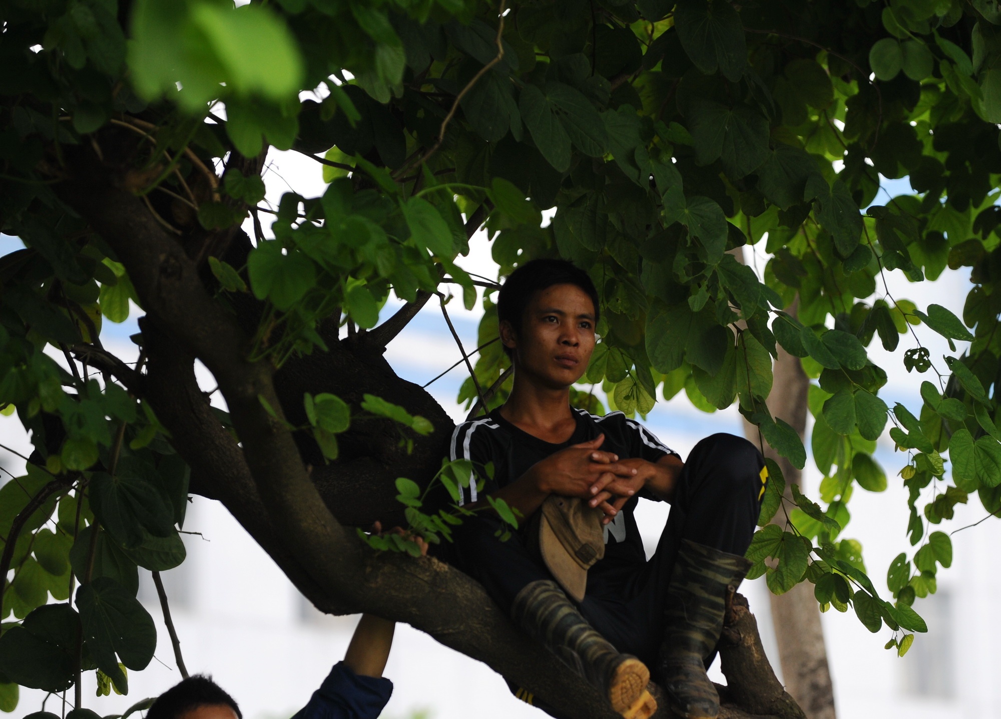 Co dong vien bat chap nguy hiem de xem buoi tap cua U19 Viet Nam hinh anh