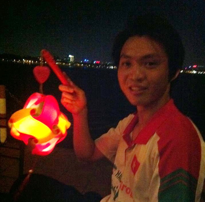 Cau thu U19 Viet Nam ruoc den long o Ho Tay hinh anh