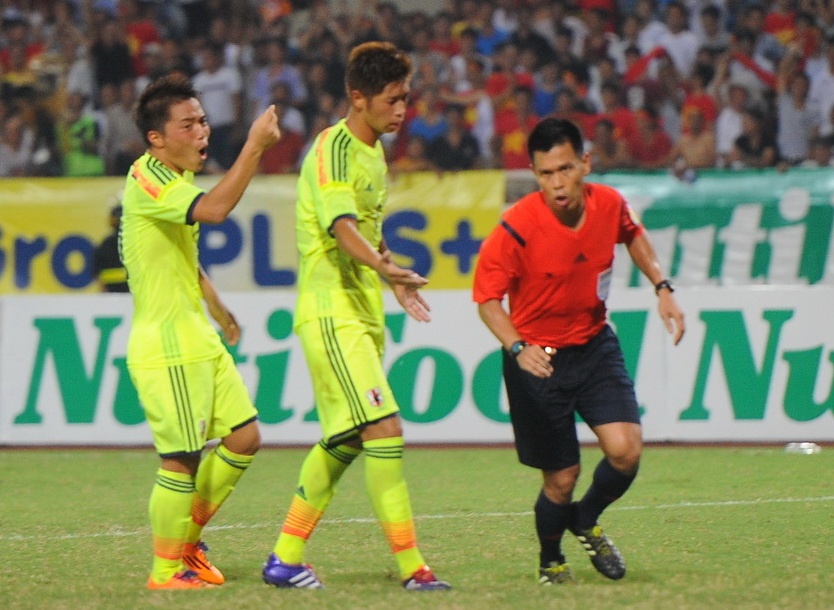 Cau thu U19 Nhat Ban duoi trong tai vi thoi phat penalty hinh anh