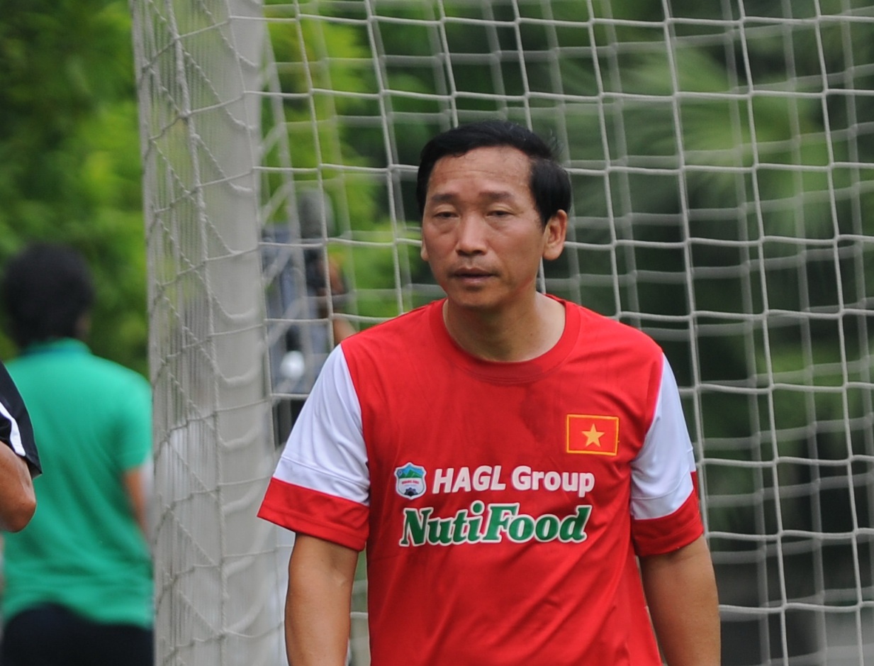 An mung qua khich, bac si U19 Viet Nam bi cam het giai hinh anh