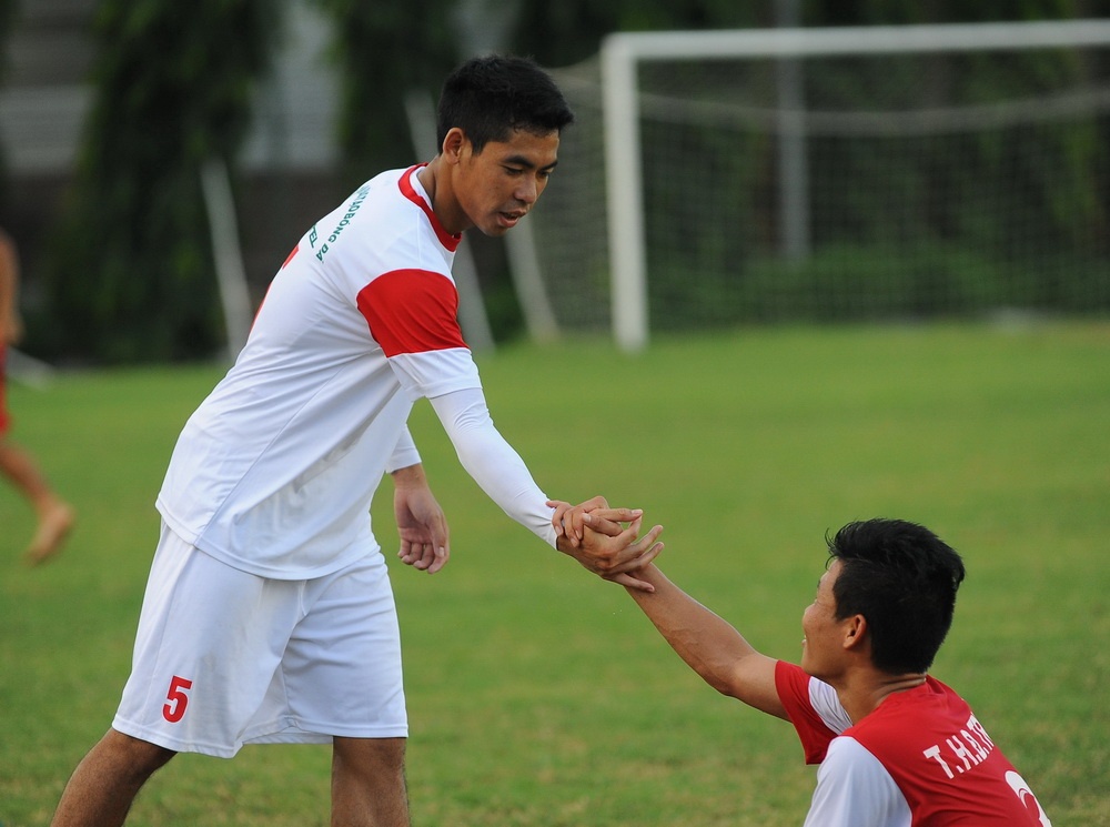 Cau thu bi loai khoi U19 Viet Nam toi dong vien cac dong doi hinh anh