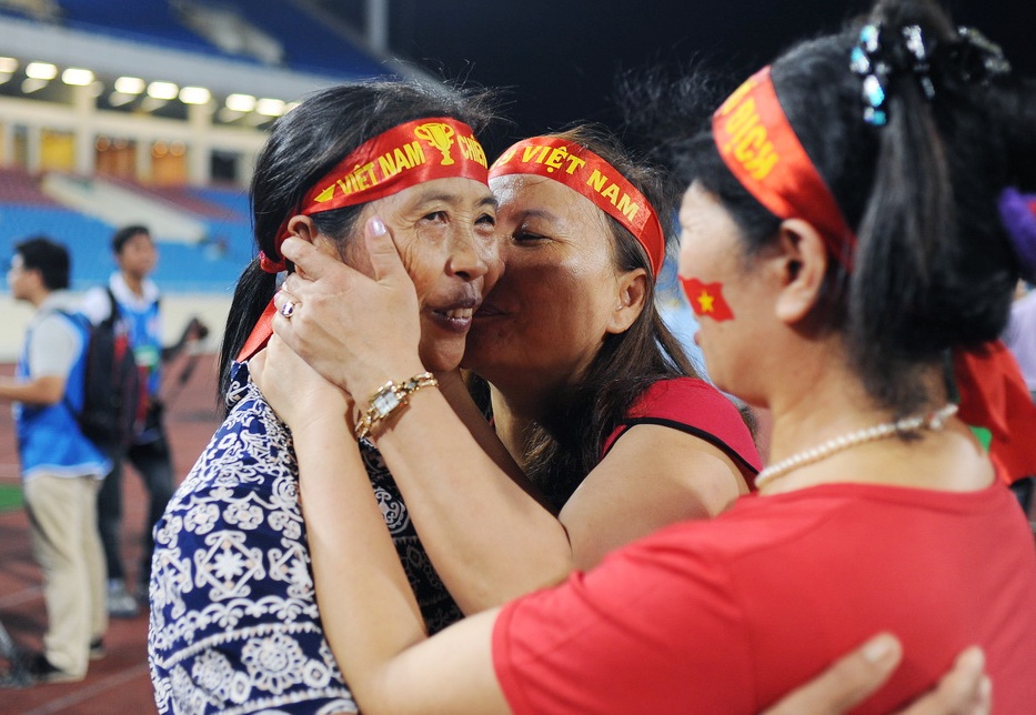 Gia dinh cau thu ao xuong san an mung cung U19 Viet Nam hinh anh