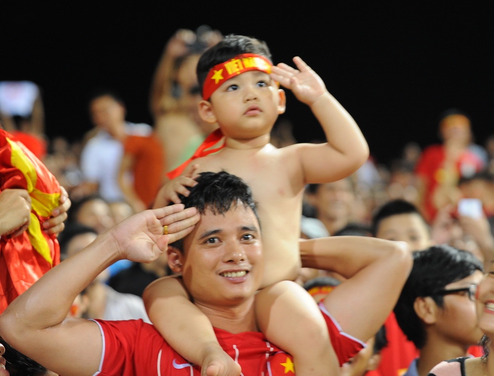 Co dong vien nhi coi het do an mung chien thang cua U19 hinh anh