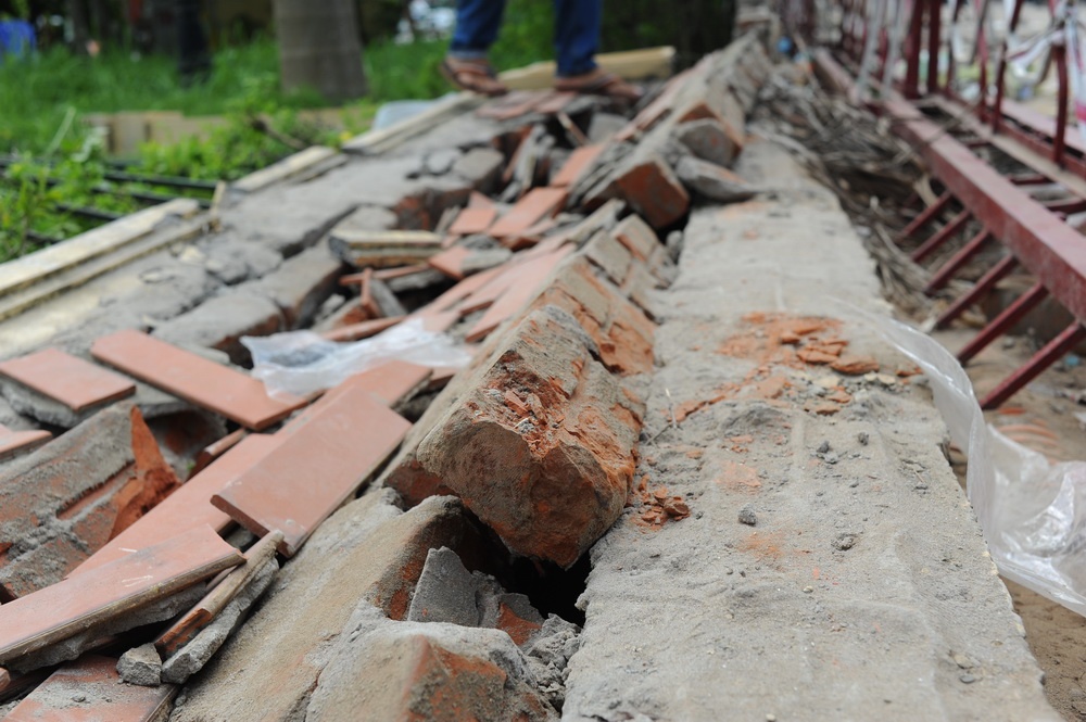 Nguoi dan xo do tuong tru so Lien doan bong da Viet Nam hinh anh