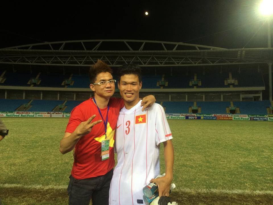 Ca sĩ Cáp Anh Tài chụp ảnh cùng trung vệ Đông Triều.