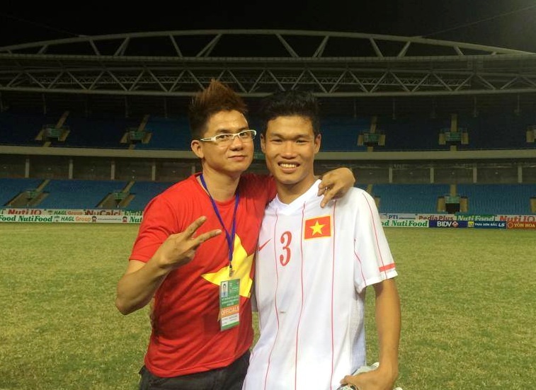 Cap Anh Tai sang tac bai hat tang U19 VN trong 50 phut hinh anh