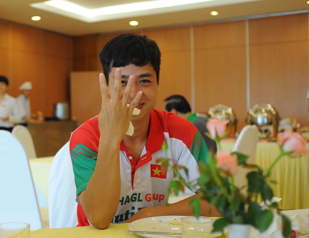 Cong Phuong khoe chien thang 4 sao trong bua sang cua U19 VN hinh anh