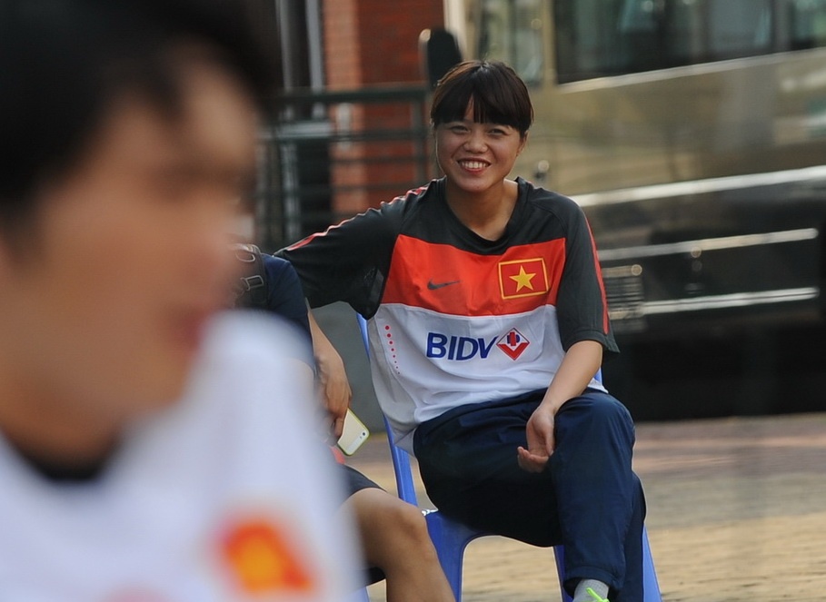 Nu tuyen thu toi xem U19 Viet Nam tap truoc khi du Asiad hinh anh