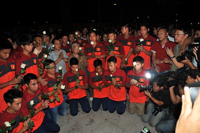 U19 vieng tuong Giap.JPG