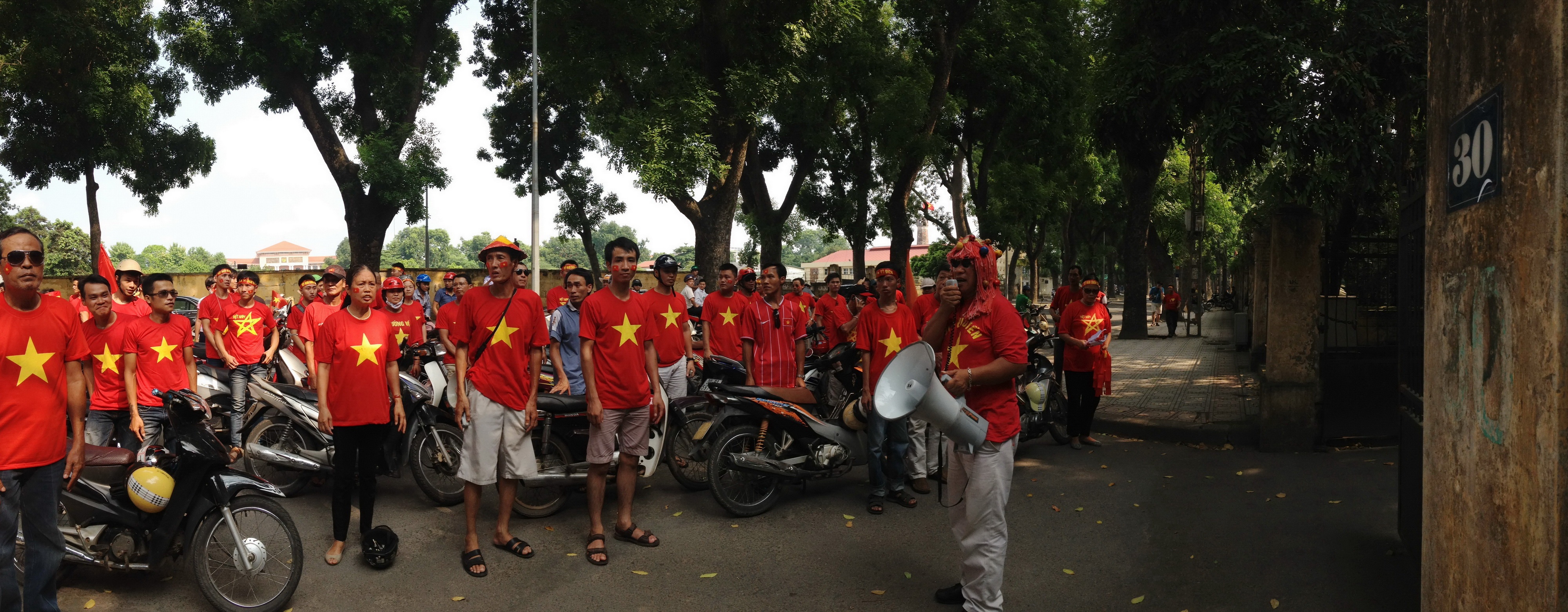 Đoàn CĐV Việt Nam đứng trước cửa nhà Đại tướng Võ Nguyên Giáp trước khi tiến về sân Mỹ Đình.