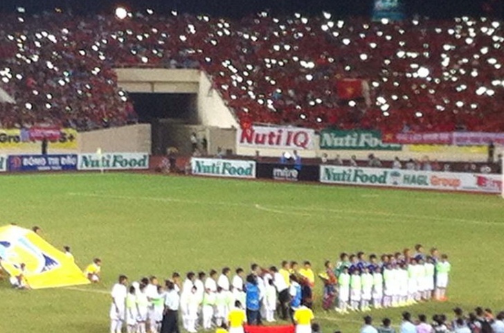 My Dinh lung linh voi hang nghin chiec dien thoai ruc sang hinh anh