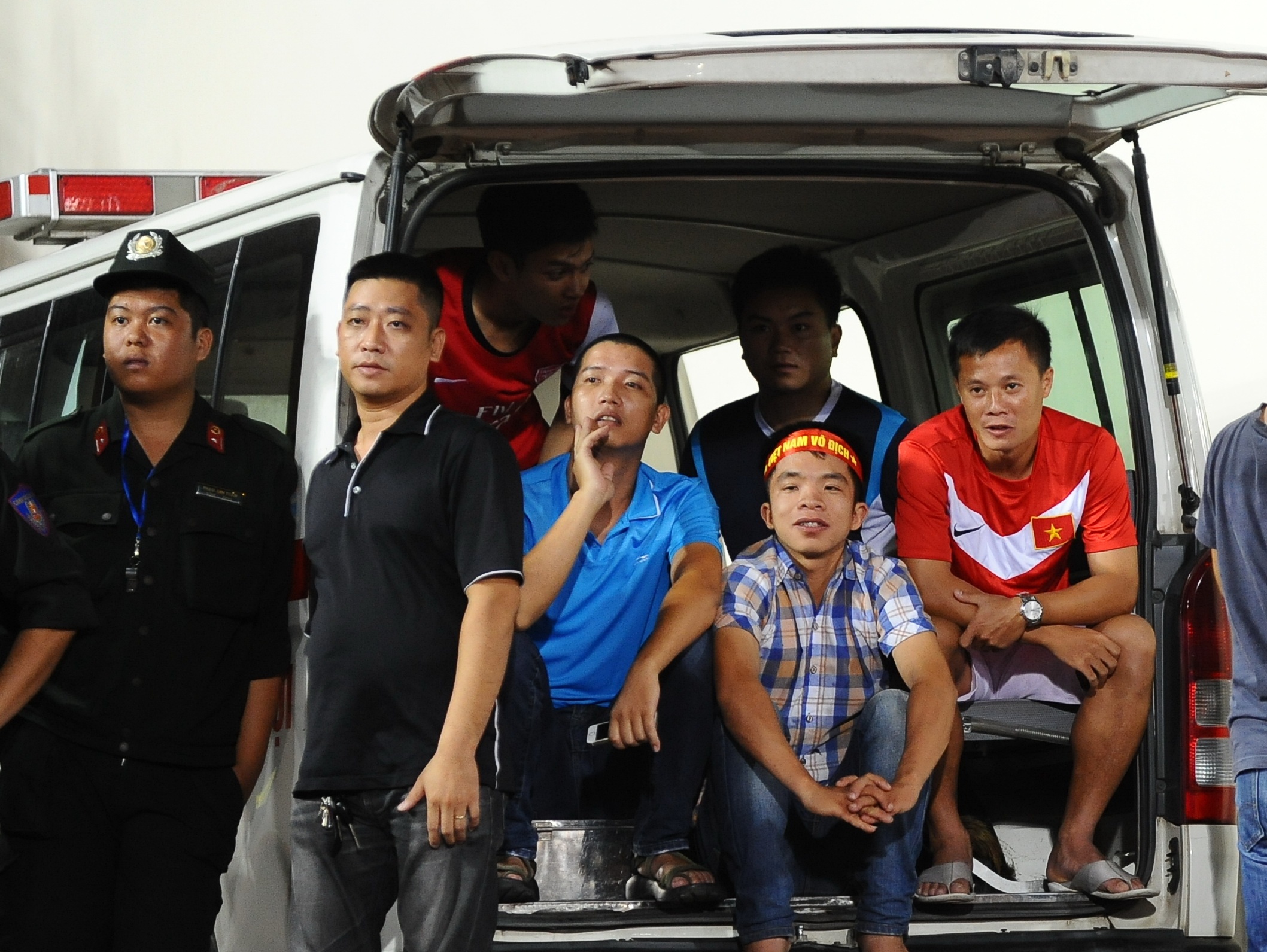 Co ve moi van phai ngoi xe cuu thuong xem U19 hinh anh