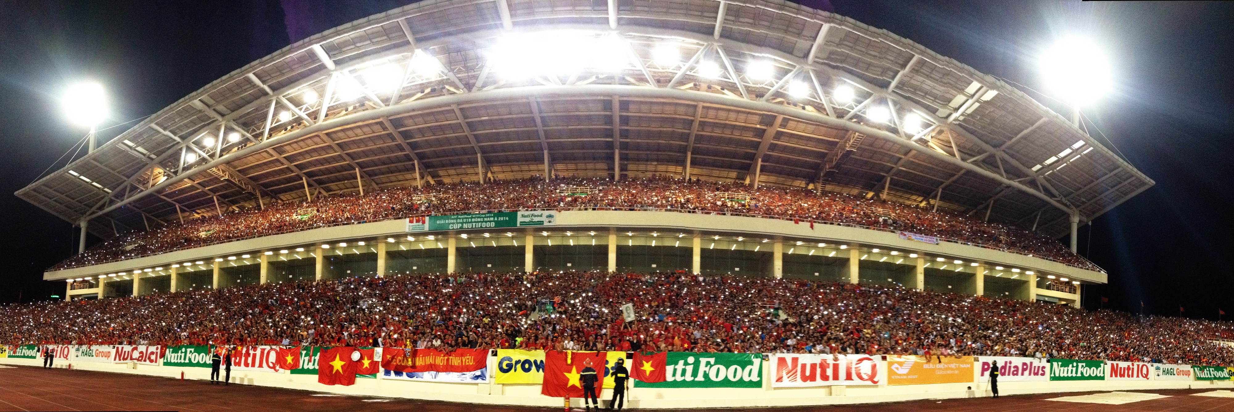 CDV dung den flash bien san My Dinh ruc sang nhu dai ngan ha hinh anh