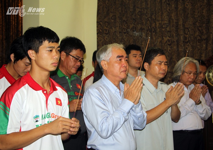 Đội trưởng Nguyễn Công Phượng, thay mặt toàn đội dâng hương lên Đại tướng.