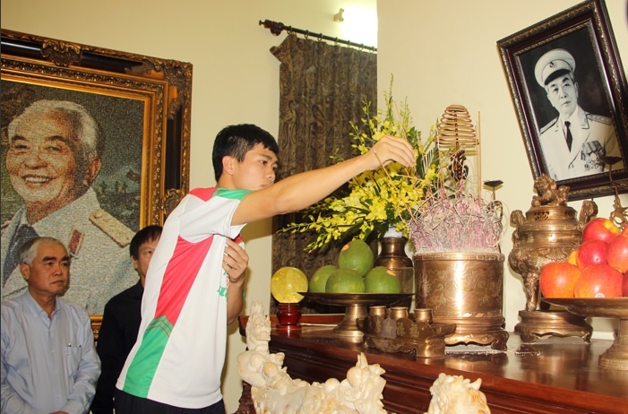 U19 Viet Nam toi tham nha Dai tuong truoc khi roi Ha Noi hinh anh