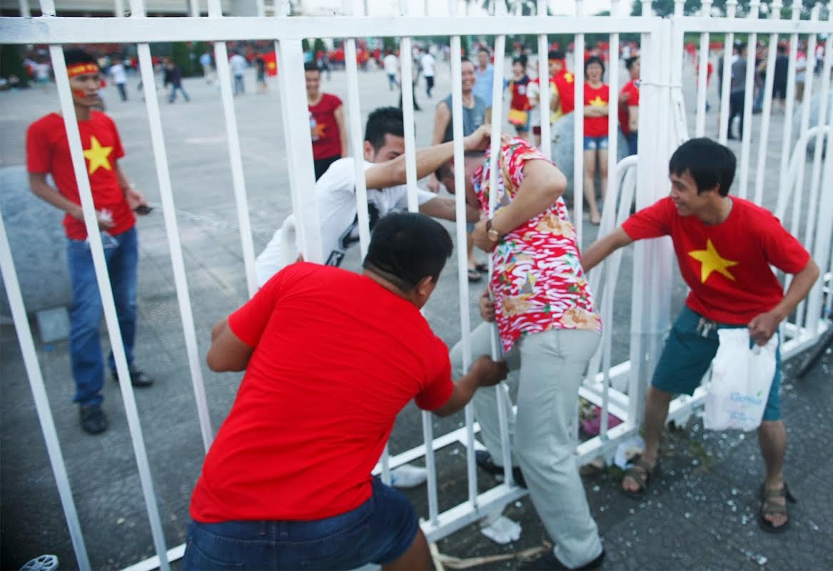 Nguyên nhân khiến Thành Lương và nhiều người có vé không tìm được chỗ ngồi đúng là do lượng người vào sân tăng đột biến sau khi công tác kiểm soát không được làm chặt chẽ. Những lỗ hổng ở các hàng rào được người xem chui qua trước khi tiếp cận các cửa khán đài. Ảnh: Nguyễn Vương.