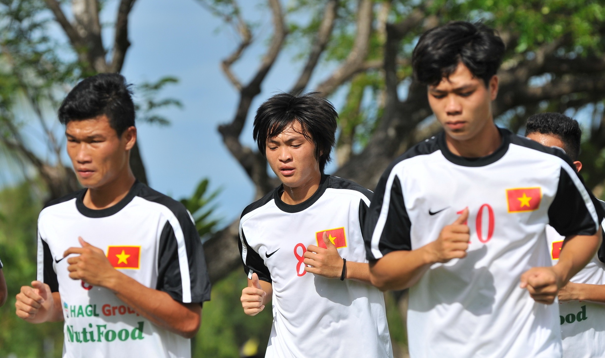 U19 Viet Nam chay 20 vong san giua troi nang nong hinh anh