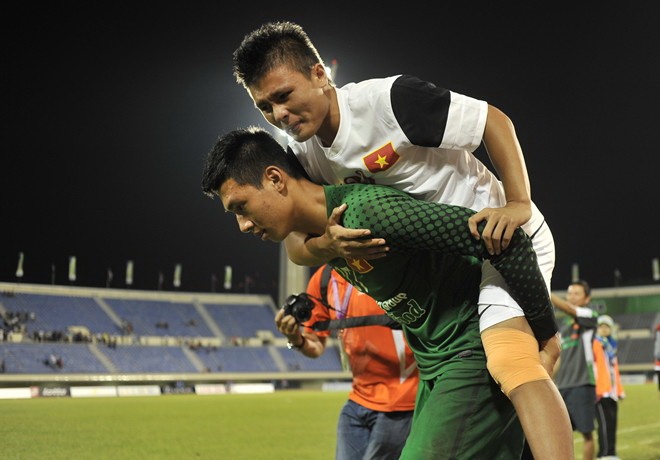 3 cau thu U19 VN phai di chup cong huong tu vi chan thuong hinh anh