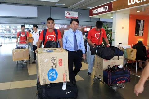 Vang bong CDV ra san bay don Olympic VN ngay tro ve hinh anh