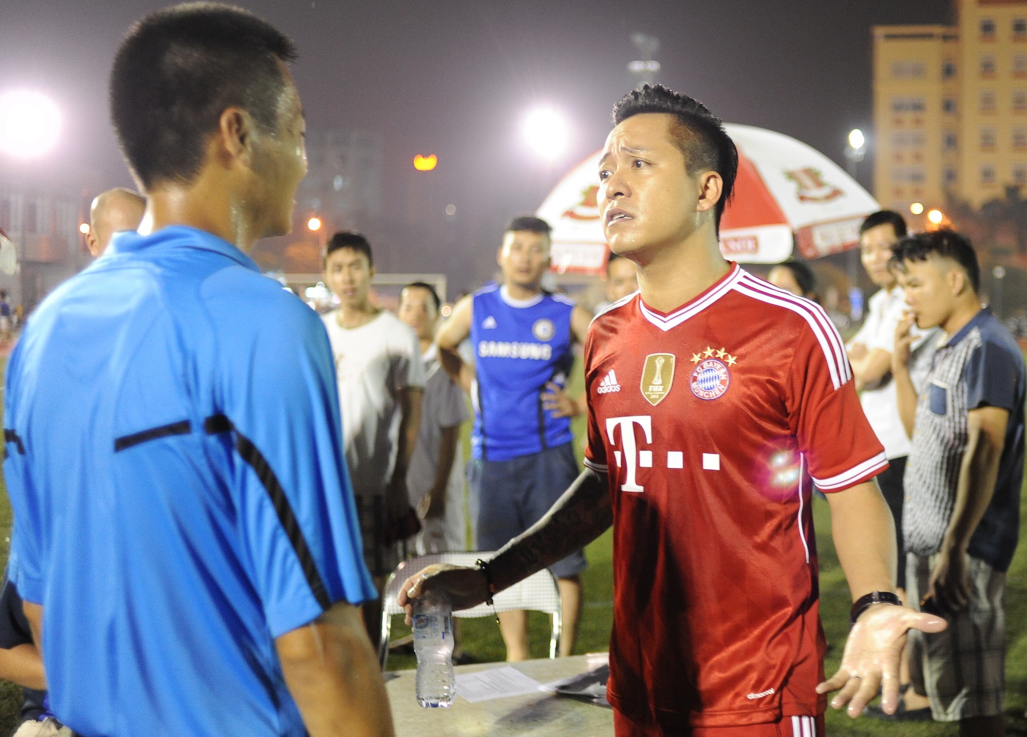 Ca si Tuan Hung bi duoi khoi san phui vi phan ung trong tai hinh anh