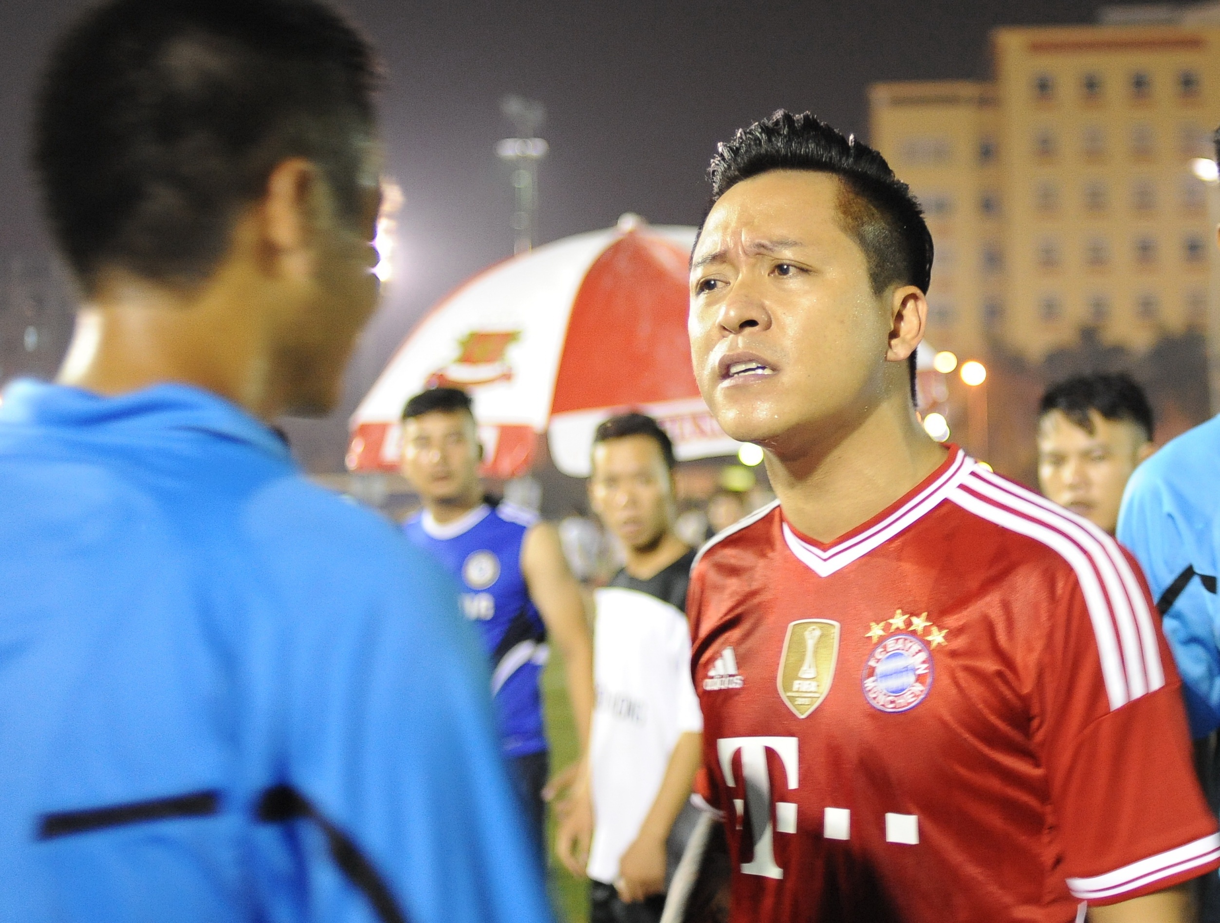 Tuan Hung: 'Nhin anh em do mau o san, toi dau nhu cat' hinh anh