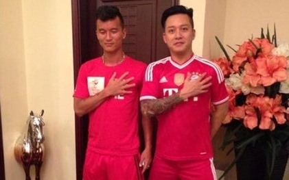 Ca si Tuan Hung lam hoa voi doi thu o giai bong da phui hinh anh