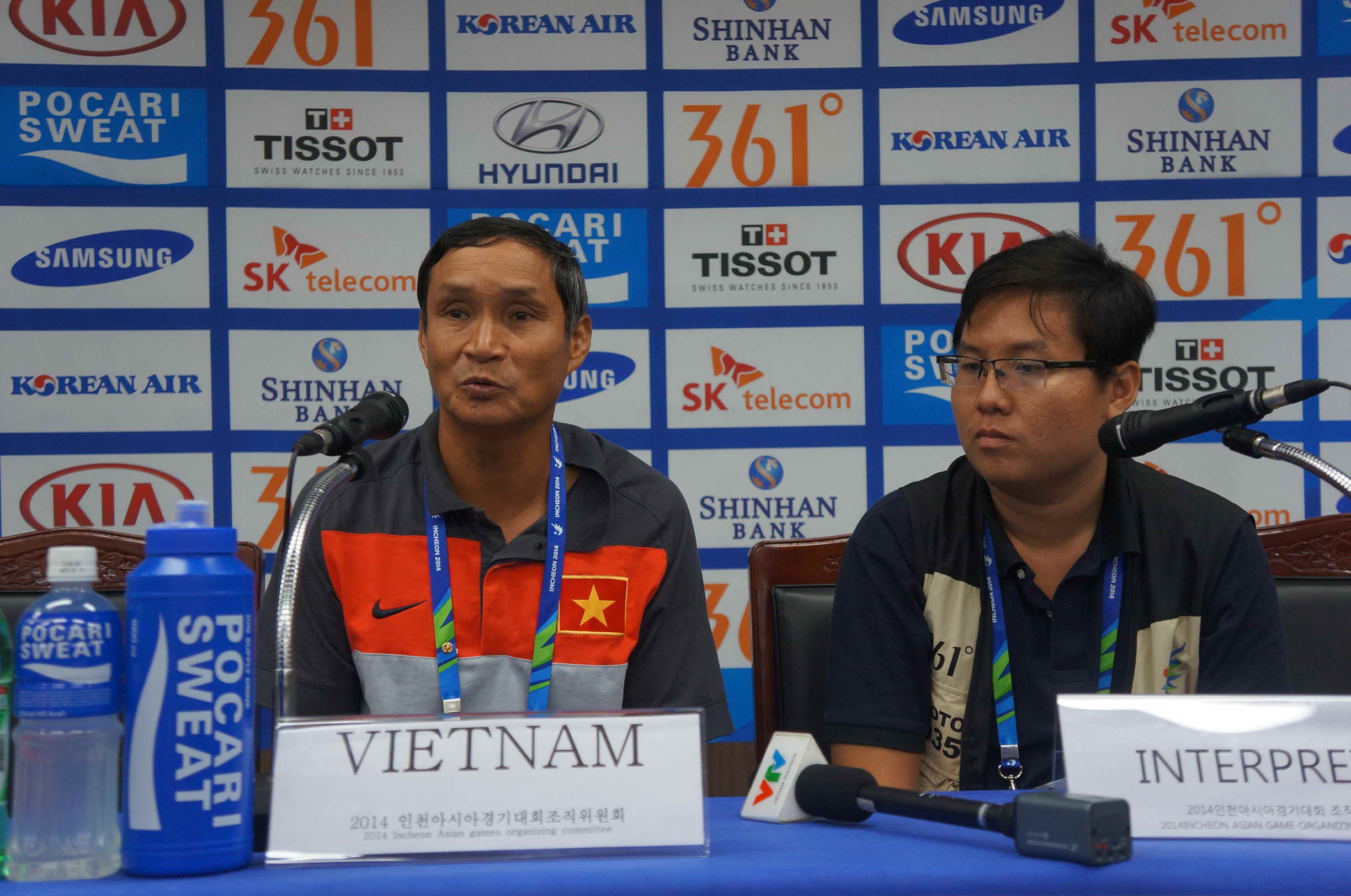 HLV Mai Duc Chung: Chung toi den day de hoc hoi hinh anh