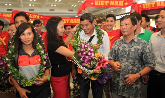 Doi tuyen nu Viet Nam tro ve trong vong vay nguoi ham mo hinh anh