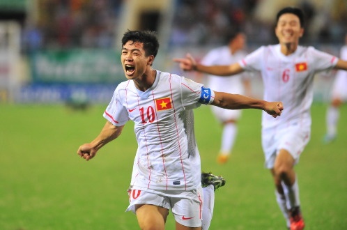 Nguoi ham mo duoc theo doi truc tiep U19 VN thi dau hinh anh