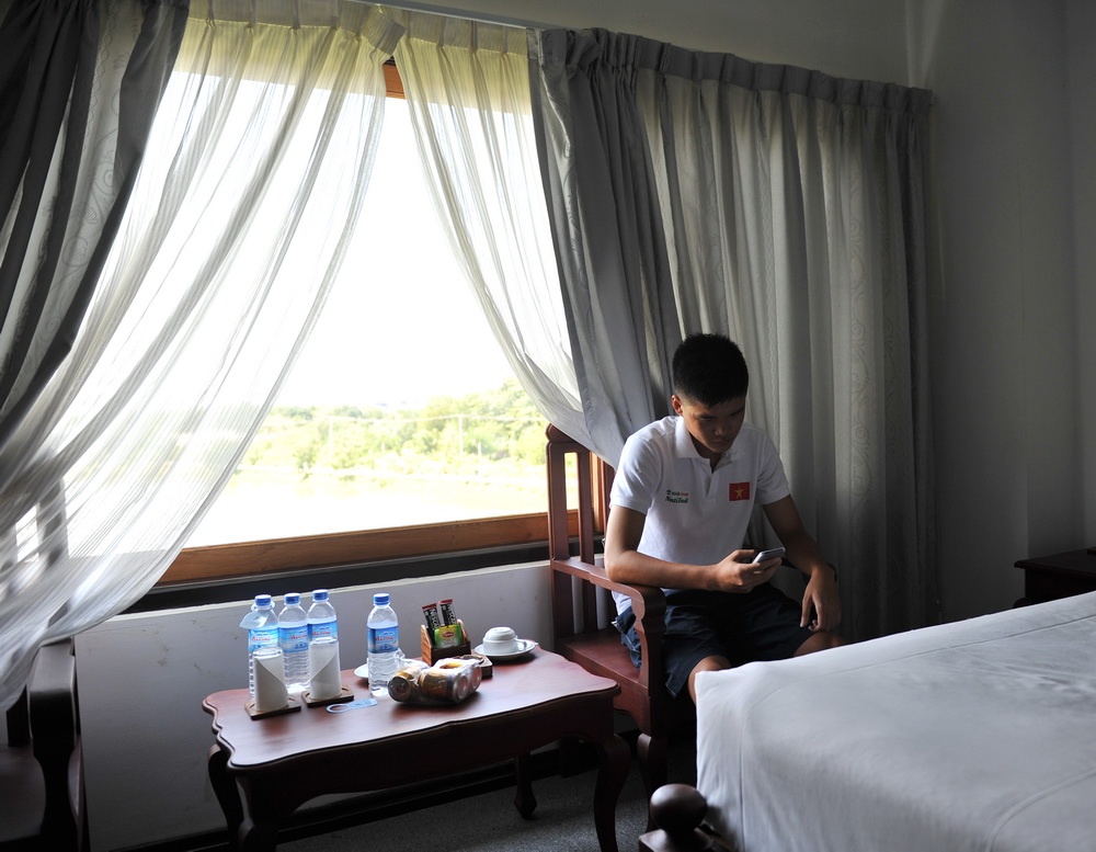 Phong cua U19 VN bi phun thuoc diet muoi len ca chan, goi hinh anh