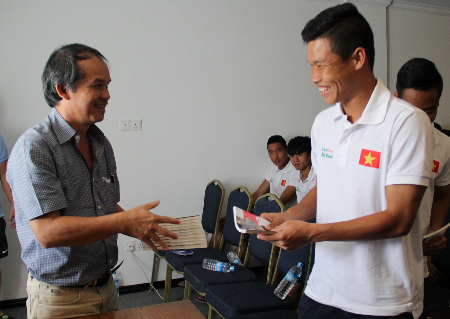 Bau Duc tang U19 Viet Nam truyen tranh truoc gio thi dau hinh anh