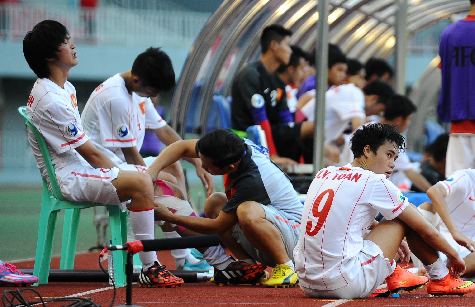 Bao chan thuong do xuong U19 VN sau tran thua Han Quoc hinh anh