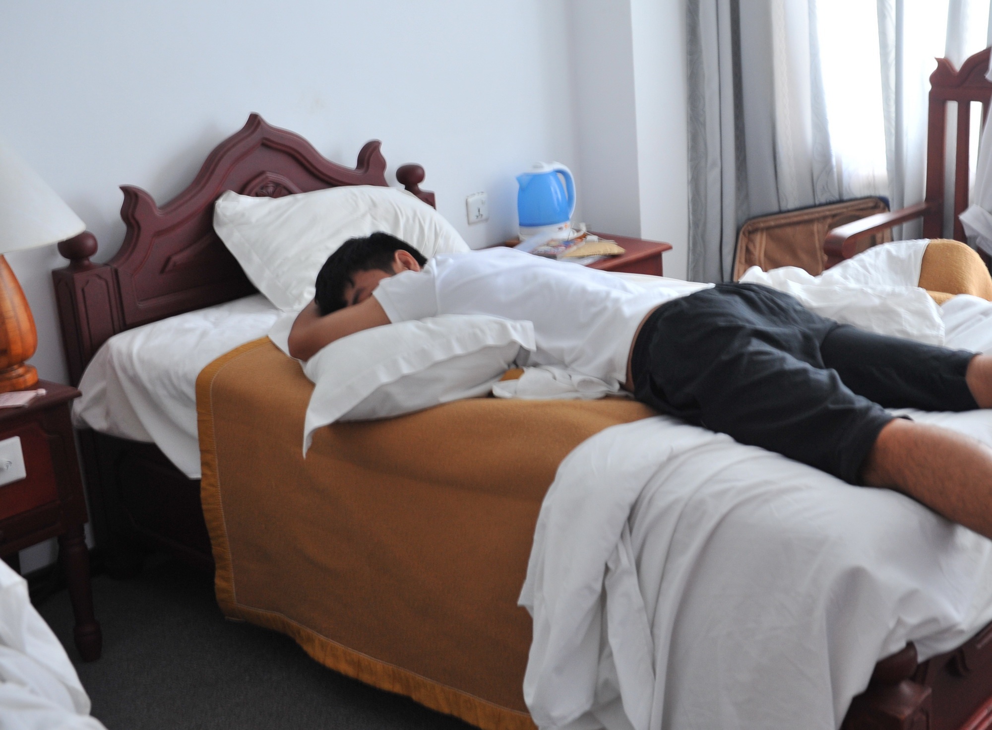 Tuấn Anh và Hồng Duy chơi game bóng đá trên máy tính. 