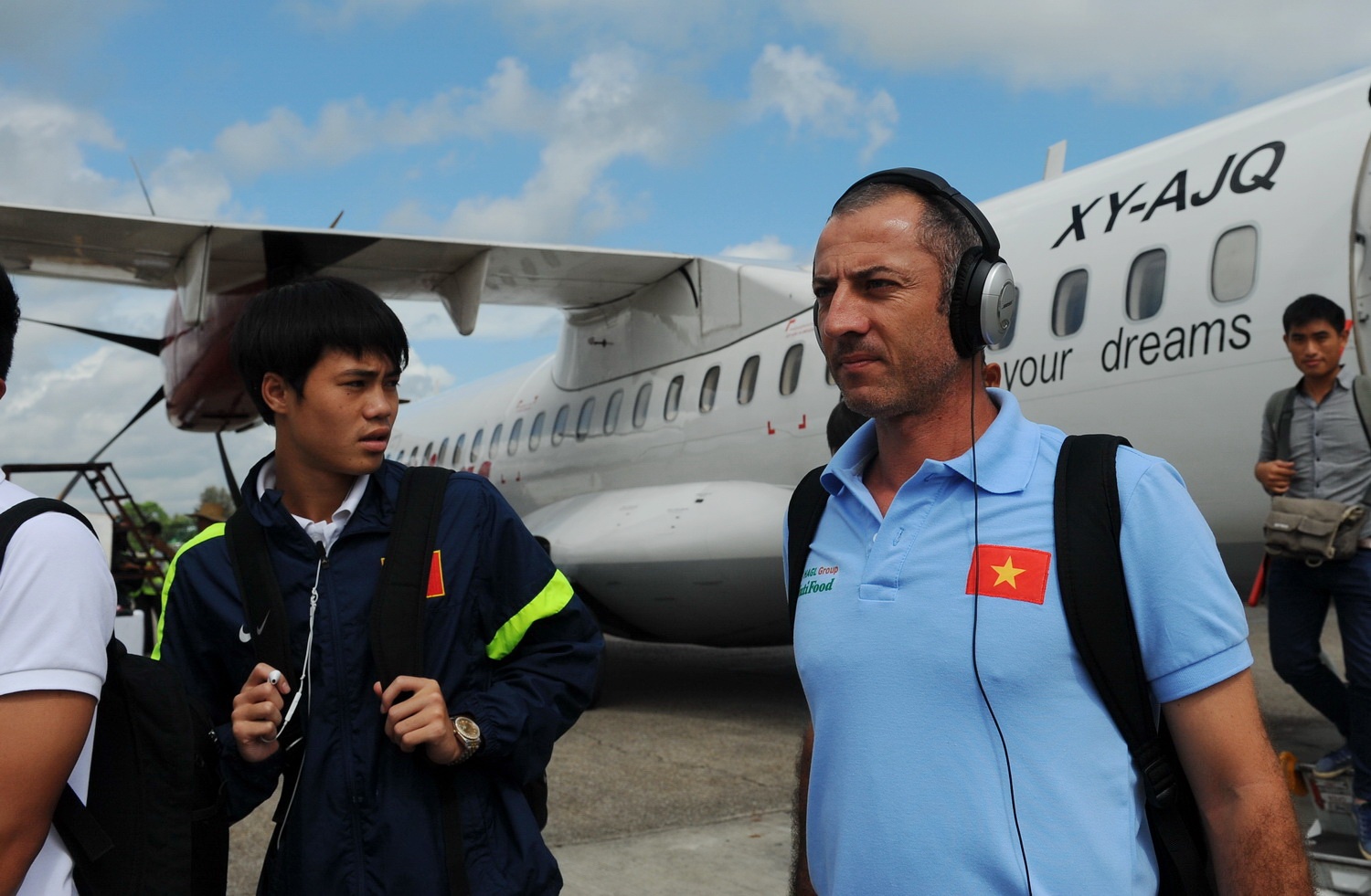 Chuyen co dua U19 VN ve Yangon cho tran dau U19 Trung Quoc hinh anh