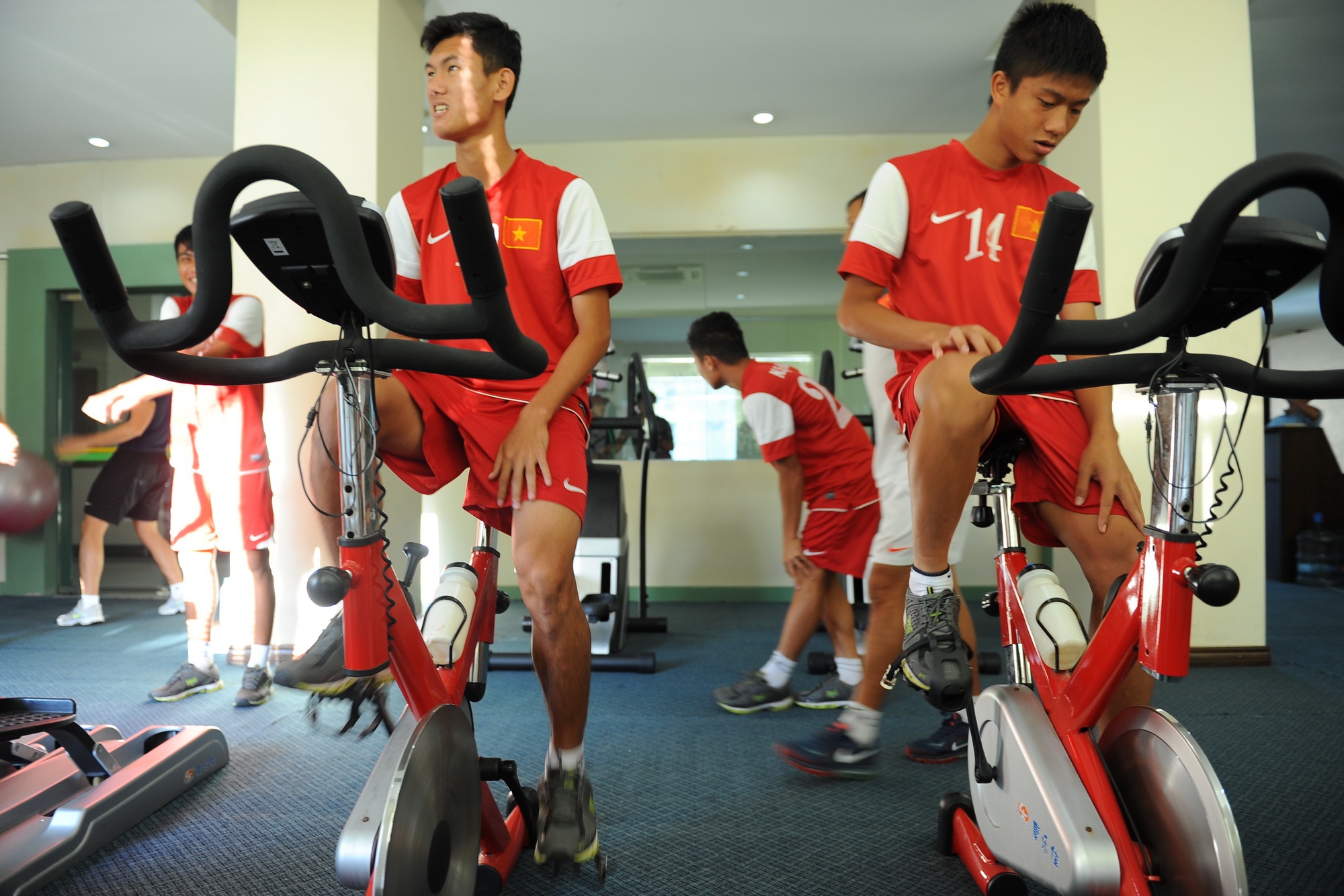 U19 Viet Nam tap gym truoc tran dau voi U19 Trung Quoc hinh anh