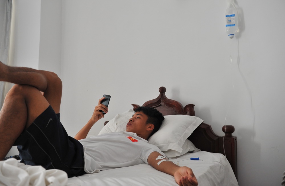 Ba tru cot trong doi hinh U19 Viet Nam phai truyen nuoc bien hinh anh