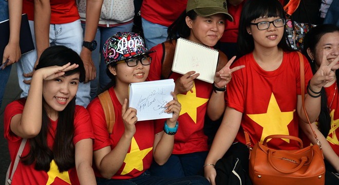 Fan nu quay kin cau thu U19 Viet Nam khi tro ve Noi Bai hinh anh