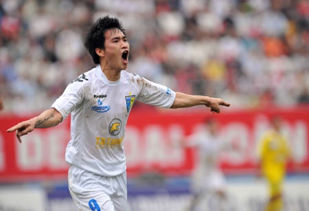 Năm 2008, Công Vinh rời lò đào tạo SLNA về đầu quân cho Hà Nội T&T với giá lót tay lên tới <abbr class=