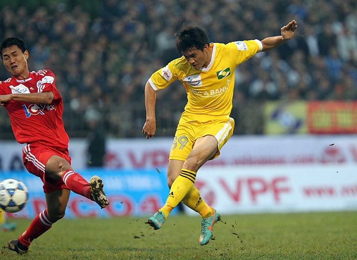 Sau hơn 4 năm rời xa quê hương, năm 2013 Công Vinh về chơi cho CLB SLNA do CLB Hà Nội của bầu Kiên giải thể. 