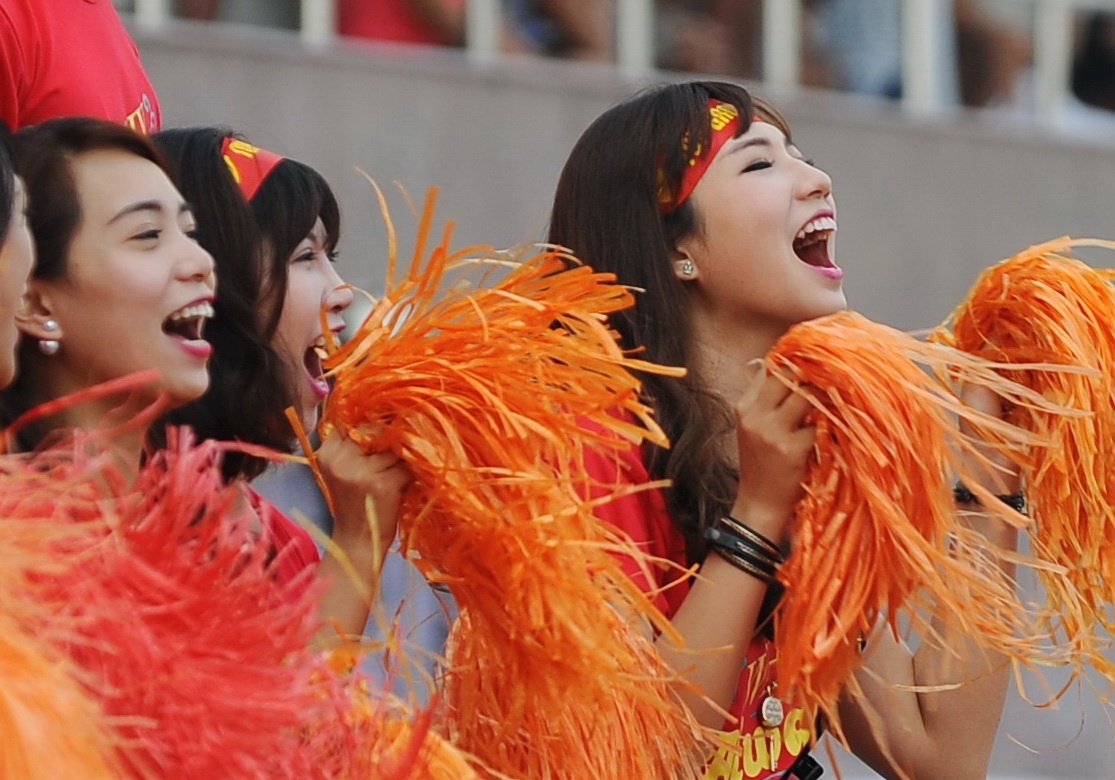 Fan nu cuong nhiet co vu doi vo dich giai Phui Ha Noi hinh anh