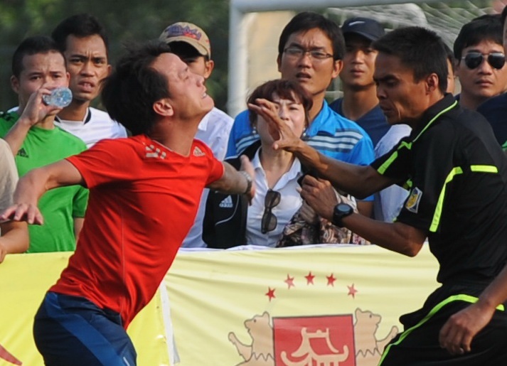 Thanh vien doi bong duoi danh trong tai tren san phui hinh anh