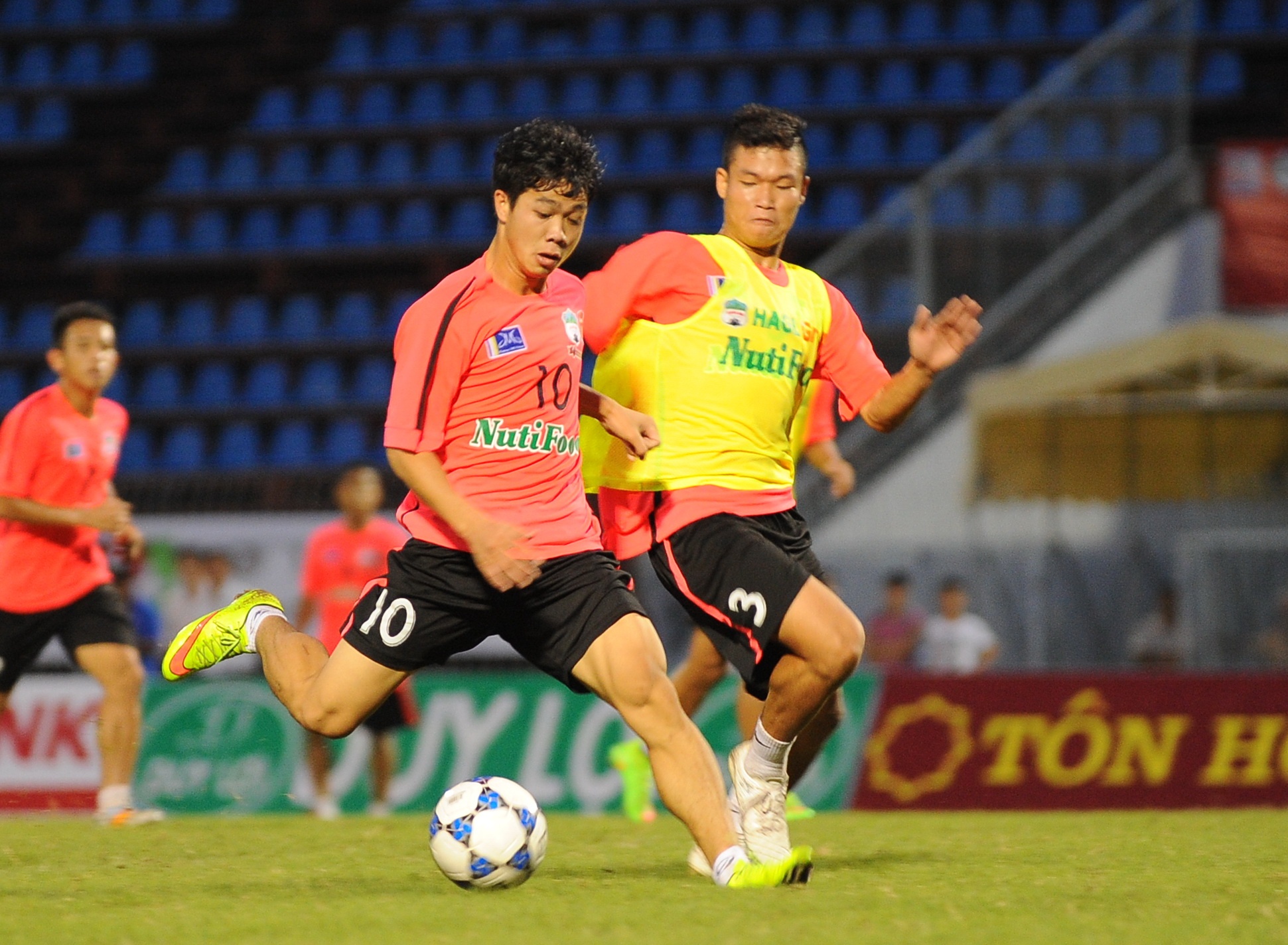 Cong Phuong doi mua tap luyen duoi su co vu cua fan Can Tho hinh anh