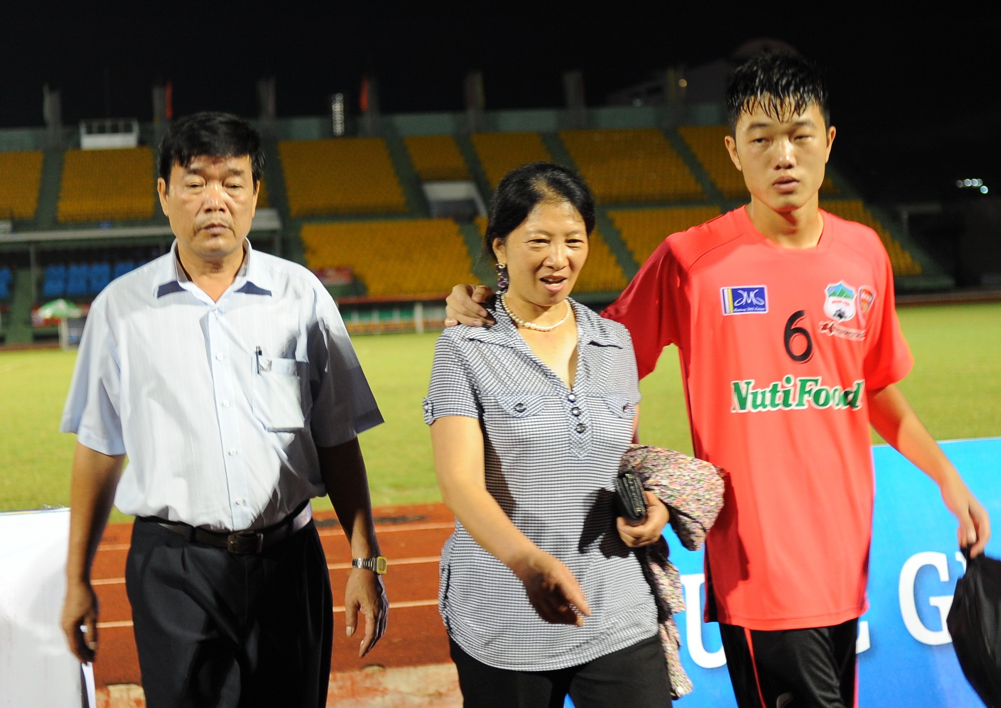 Phu huynh cau thu U19 vuot ngan dam duong xem con thi dau hinh anh